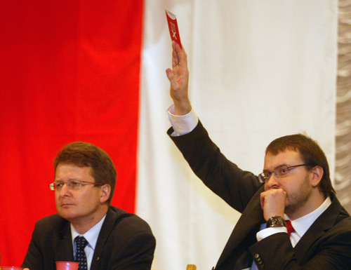 Vincuk Viachorka (left) and Ales Mikhalevich during a meeting of Belarusan Popular Front. Photo by Julia Darashkevich