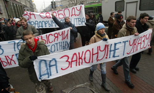 Belarusian vendors rally against a planned new regulation for small retail businesses. Photo by Julia Darashkevich