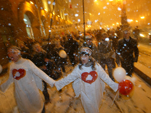 Belarusian opposition supporters celebrate Valentine's Day in downtown Minsk. Photo by Julia Darashkevich
