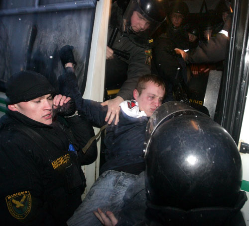 Police scuffle with a protester during an opposition rally in central Minsk. Photo by Julia Darashkevich